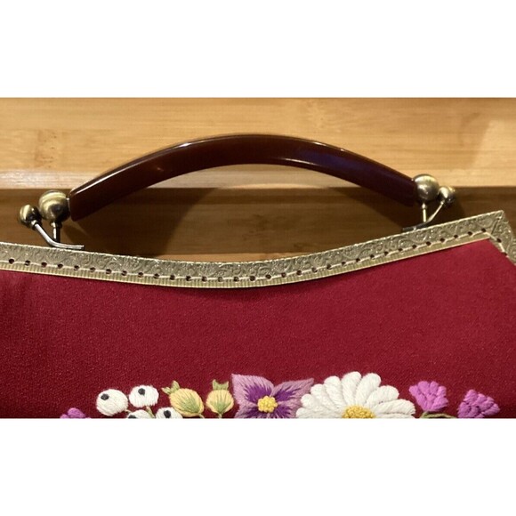Beautiful Floral Embroidered Burgundy Crossbody / Handbag Chain Strap Kiss Lock - Picture 3 of 11